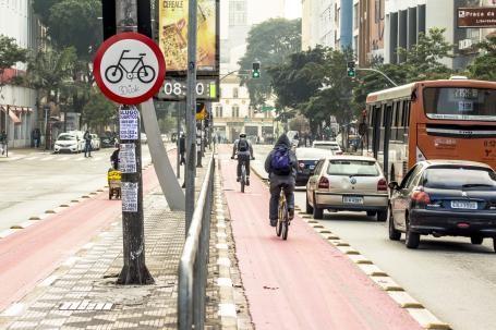 巴西圣保罗市区的自行车道。城市和国家政府必须加强合作，以实现可持续的城市化并减少排放